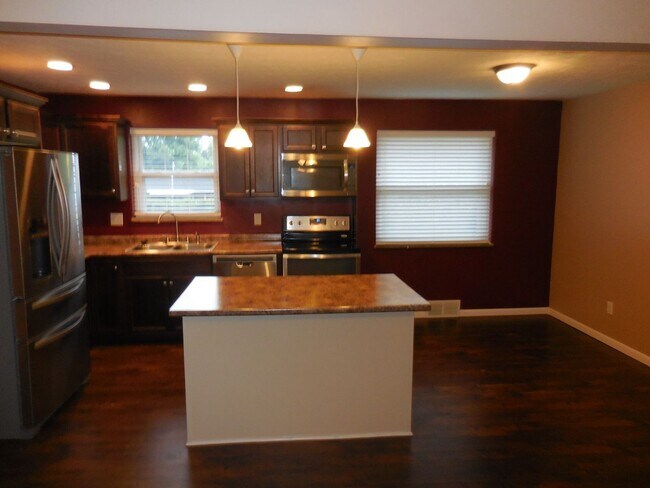 Foto del edificio - Gorgeous Two Bedroom/Two Full Bath Renovated Home In Kettering w/Full Finished Basement