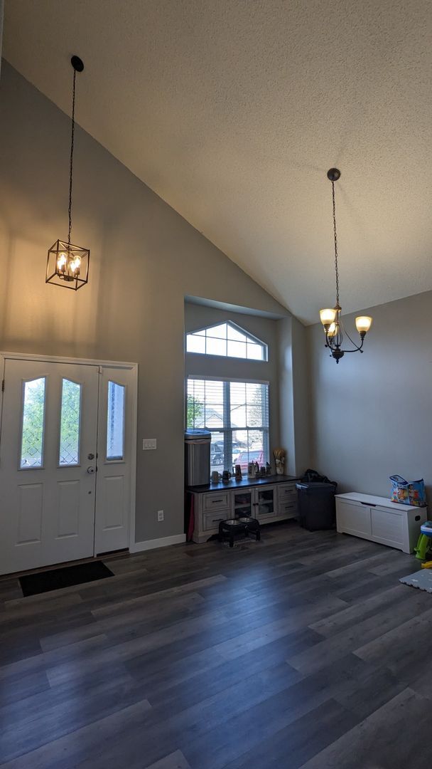 Foto del edificio - Modern large 4 bedroom/3.5 bath home with finished basement in Wagon Trails Community!