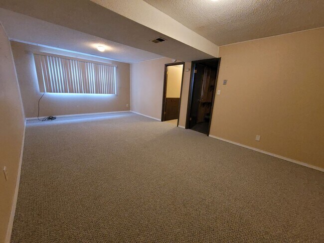 Building Photo - Marion 3 bedroom 1 bath additional family room, new carpet & Appliances, 1 stall garage, fenced y...