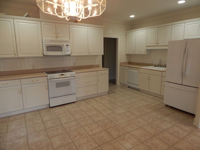 Foto del edificio - 3 Bedroom 2 bath in The Cape- Community Pool.