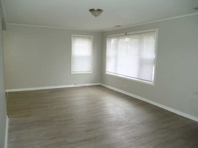 Building Photo - 17 Oak Ln