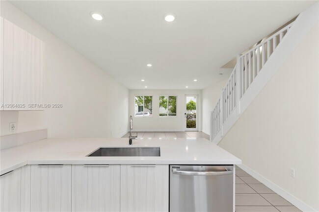 Foto del edificio - 6416 NW 102nd Ct
