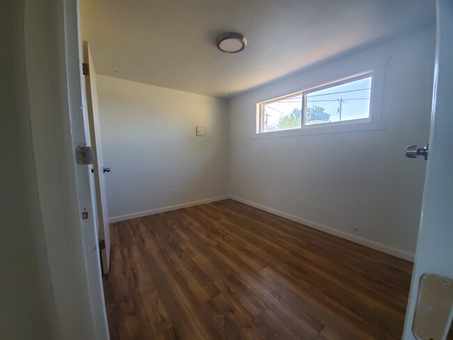 Building Photo - Unit 114 Rupert Duplex