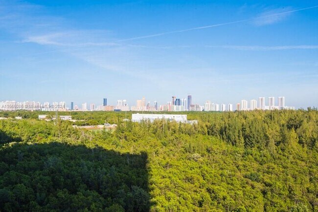 Foto del edificio - 14951 Royal Oaks Ln