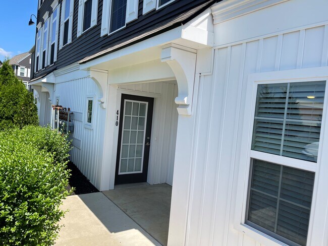 Foto del edificio - 410 Mayer Pl