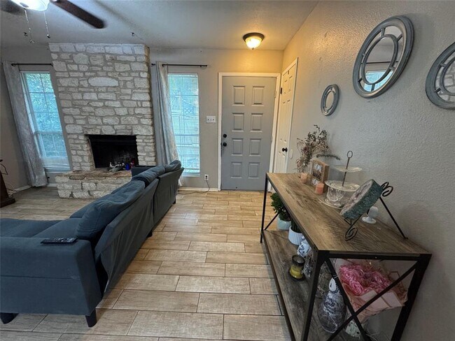 Foto del edificio - 401 Cypress Ln