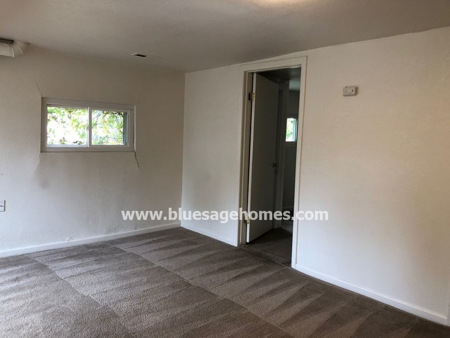 Foto del edificio - 2 Bedroom in Denver with PRIVATE YARD