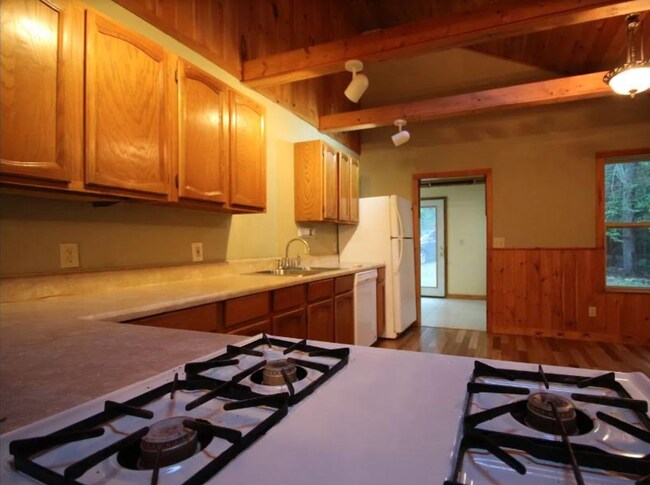Building Photo - 2 bedroom/2 bath one level home
