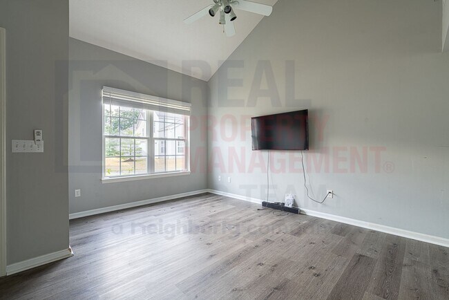Foto del edificio - Beautifully maintained 3 Bed 2 Bath Home i...