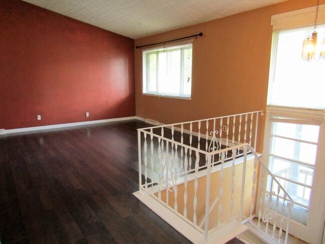 Building Photo - 1406 Alphada Ave