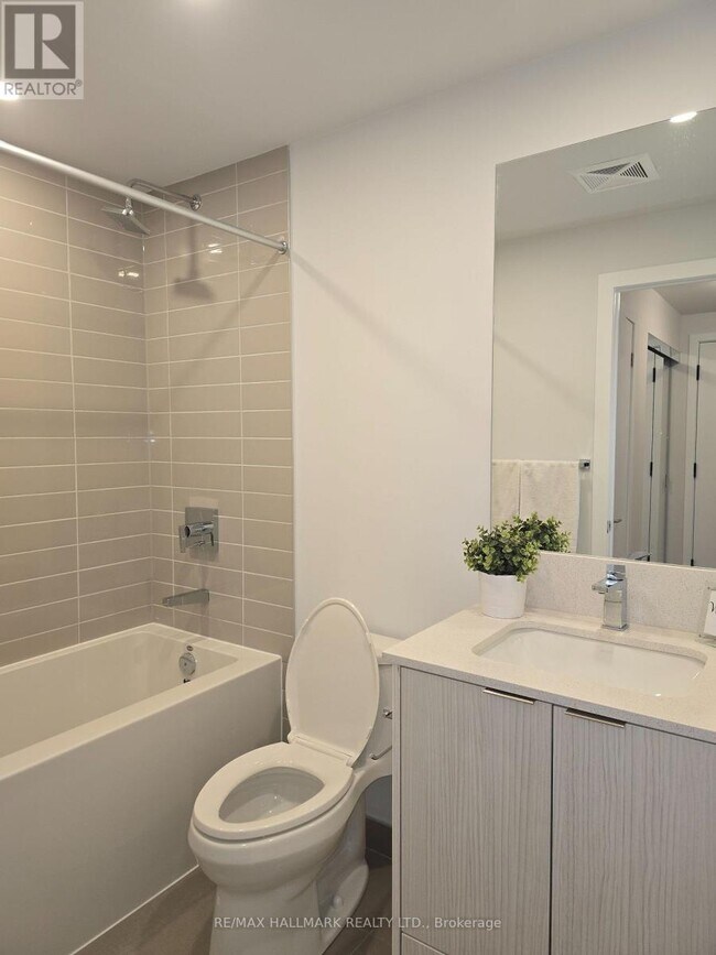 Photo du bâtiment - 430-2430 Square One Dr