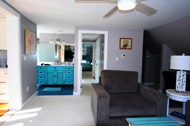 Building Photo - 10 Windward Ln