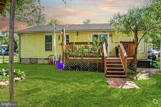 Building Photo - 5913 Vine Dr