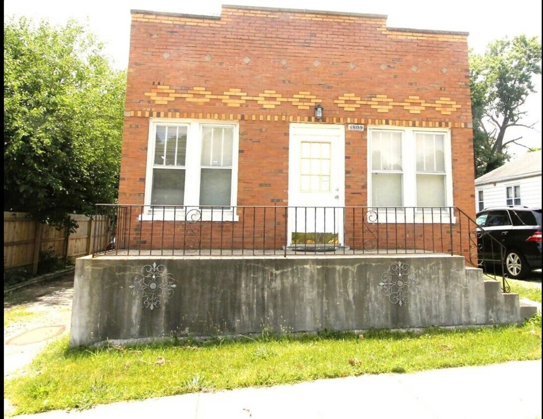 Primary Photo - 1809 Ogden Ave