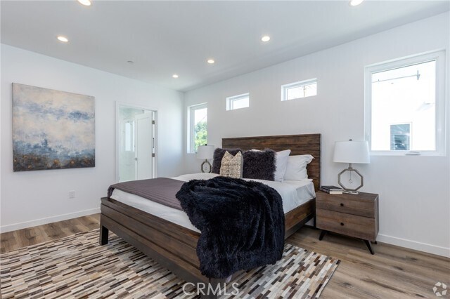 Building Photo - 5655 Hazeltine Ave