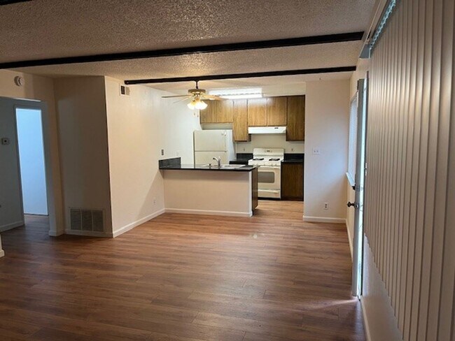Building Photo - Condo: 2 Bedroom / 1 Bathroom - Citrus Heights
