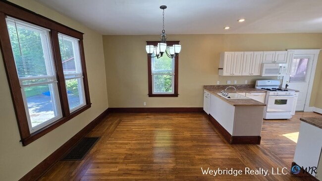 Building Photo - Beautiful 3 Bedroom Home Located in Colleg...