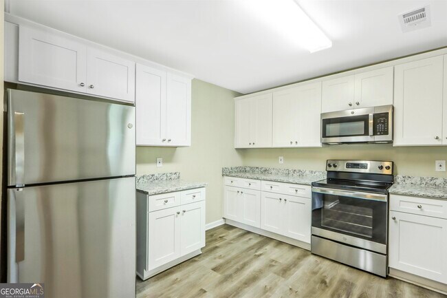 Building Photo - 3350 Saxony Way