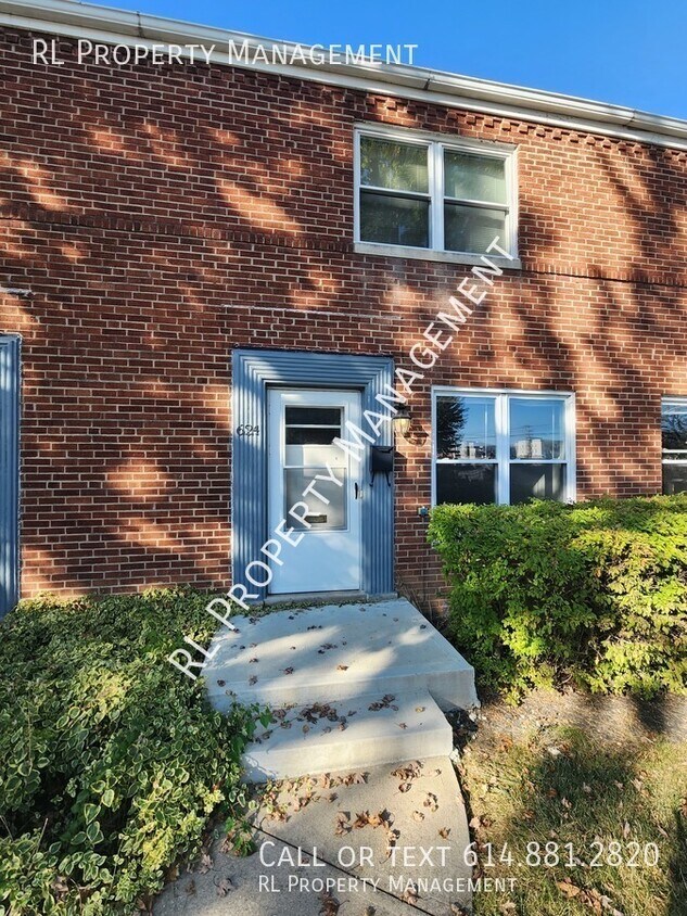 Primary Photo - 2 bedroom 1 bathroom townhome in Central C...