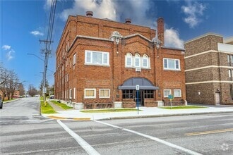 Building Photo - 400 Main St