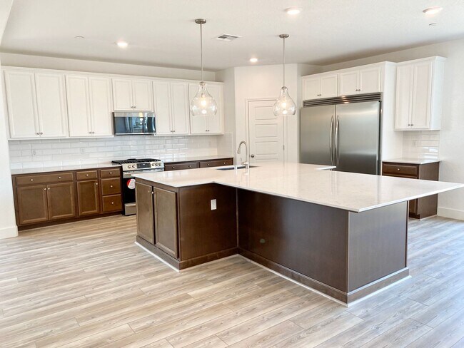 Foto del edificio - BRAND NEW Next-Gen 4 bed 3.5 bath Lennar with In-Law Suite