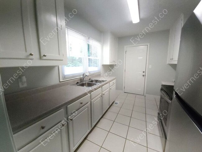 Building Photo - 1022 Springdale Dr