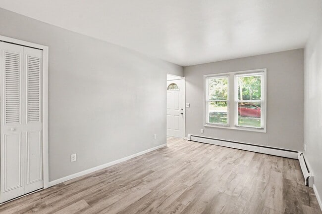 Building Photo - $300 off Move in Special! - Remodeled 2-Bed/1-Bath Kalamazoo Townhome $1099 - Ask about our no se...