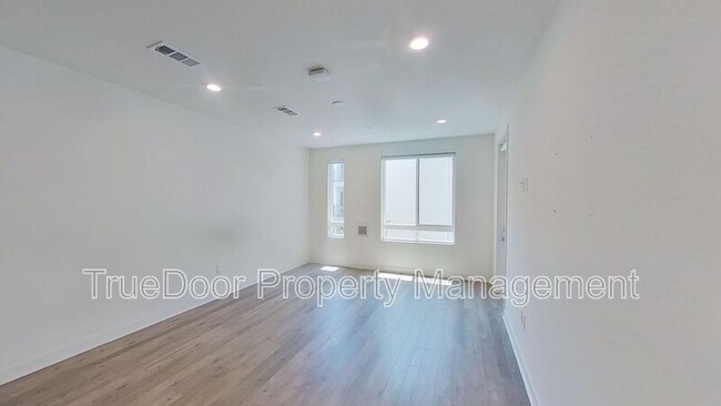 Building Photo - 2444 Nolita