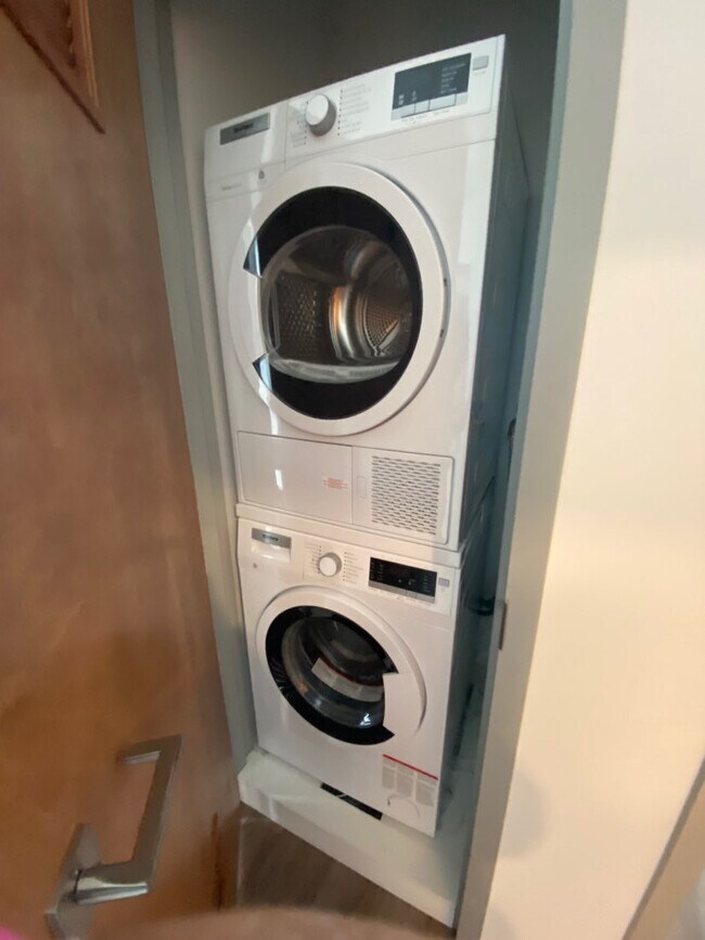 Lavadero - 135 Deer Park Ave