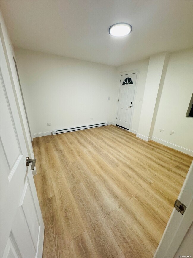 Foto del edificio - 2064 Bathgate Ave