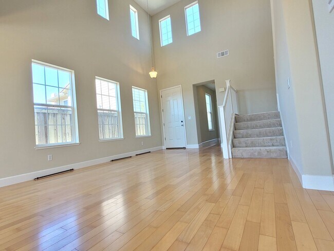 Building Photo - Spacious & Bright 4BR/3BA Available For Re...