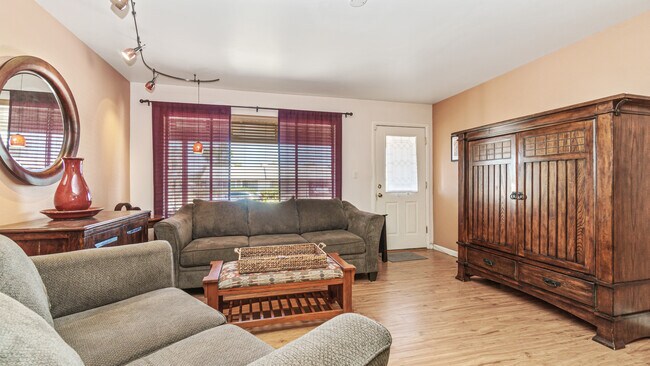 Building Photo - 2433 E Vista Dr