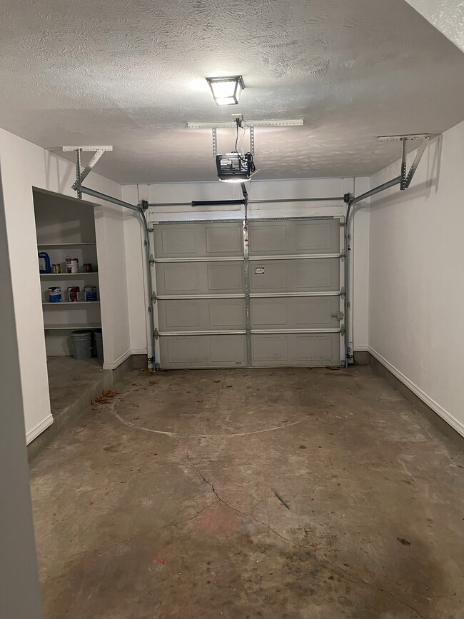 1st floor 1 car garage - 1414 Highland Ave