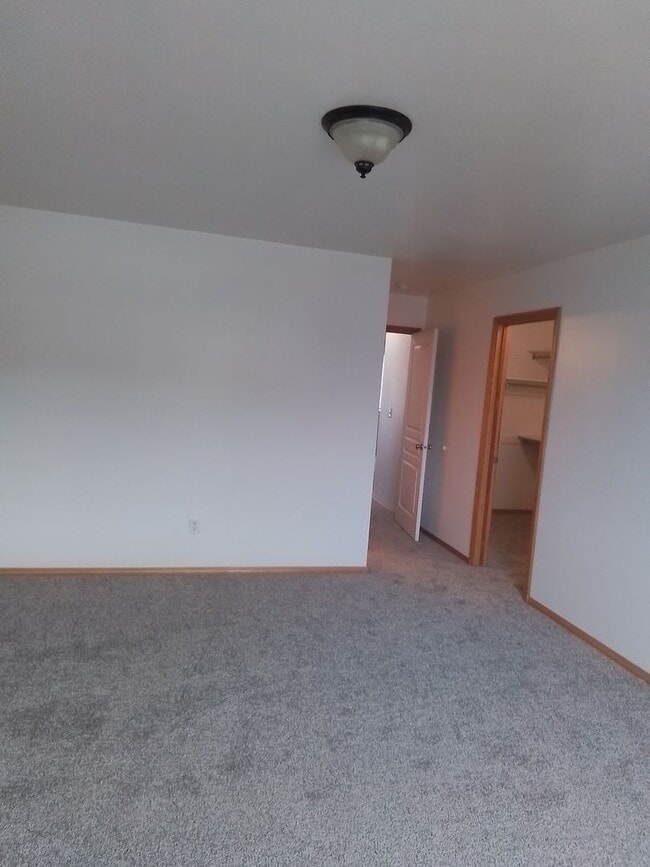 Building Photo - Great property 3bed, 2bath,