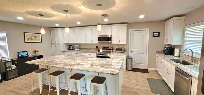 Building Photo - Adorable and Updated Home in Levitt Parkwa...