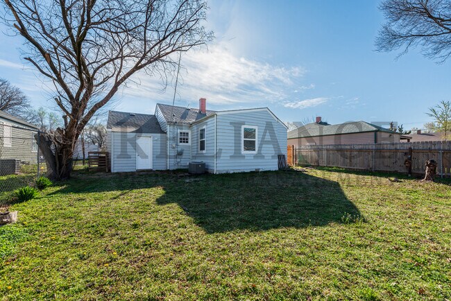 Building Photo - 1017 N Pershing St