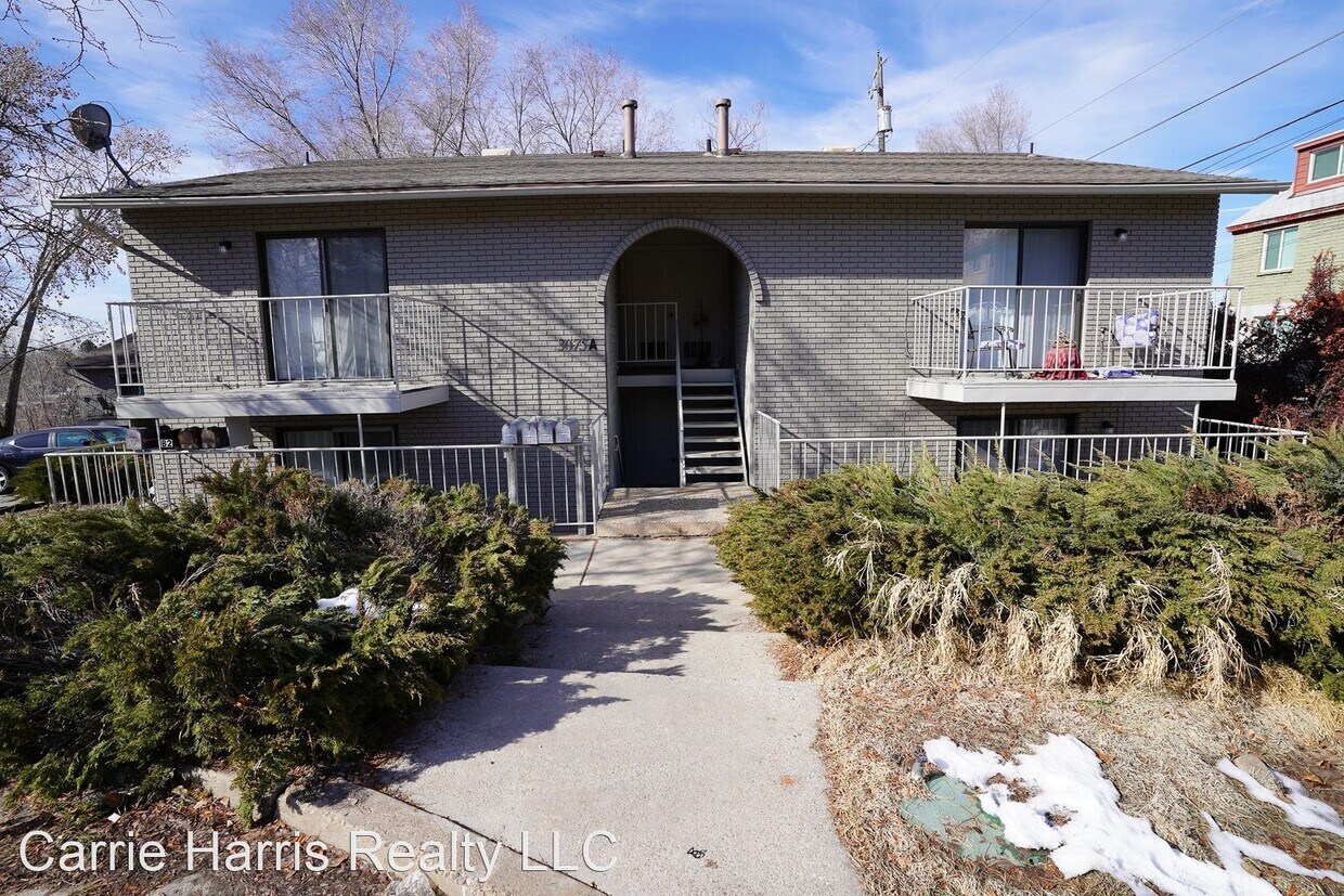 Primary Photo - 3075 Van Buren Ave