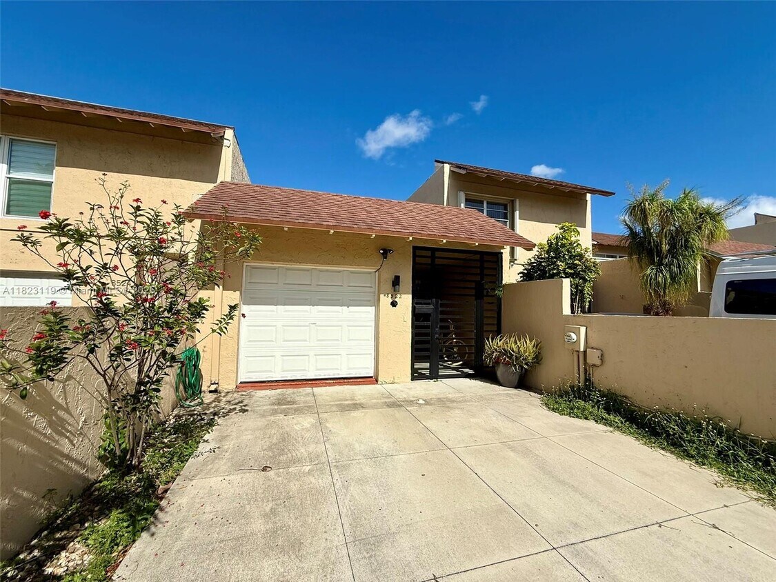 Primary Photo - 8522 SW 103rd Ave