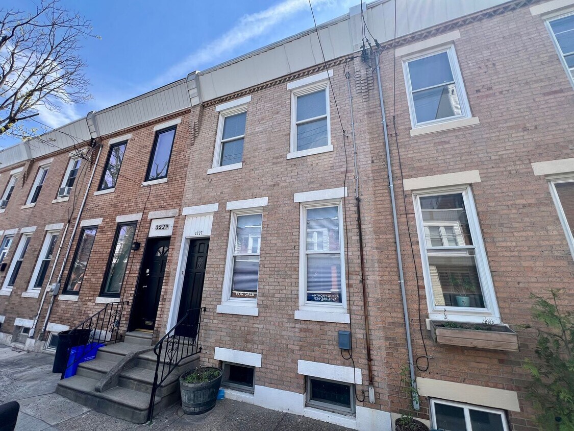 Primary Photo - Stunning 3-Bedroom Townhome in the Heart o...