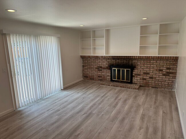 Foto del edificio - Beautifully Renovated 4 Bedroom 2 Bath Hom...