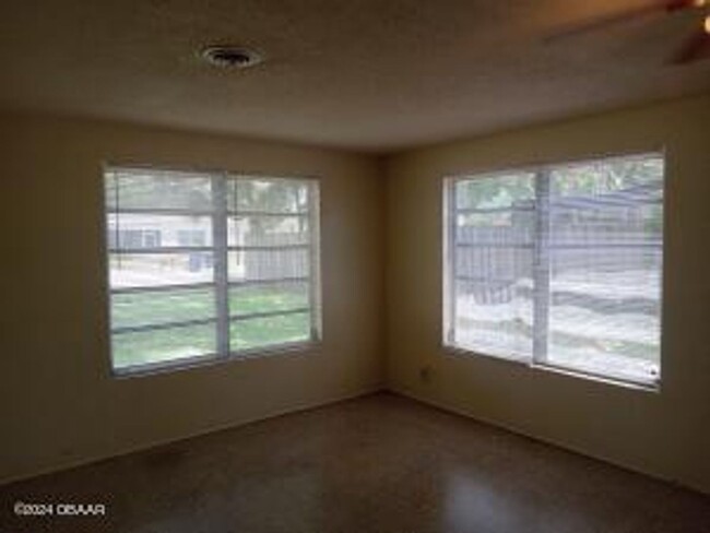 Foto del edificio - Large corner lot in Ormond Beach.