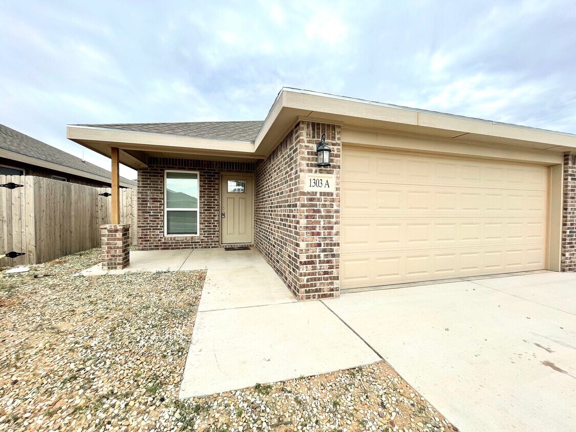 Foto principal - 3 bed 2 bath