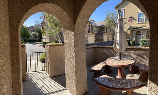 Building Photo - 5350 Dunlay Dr