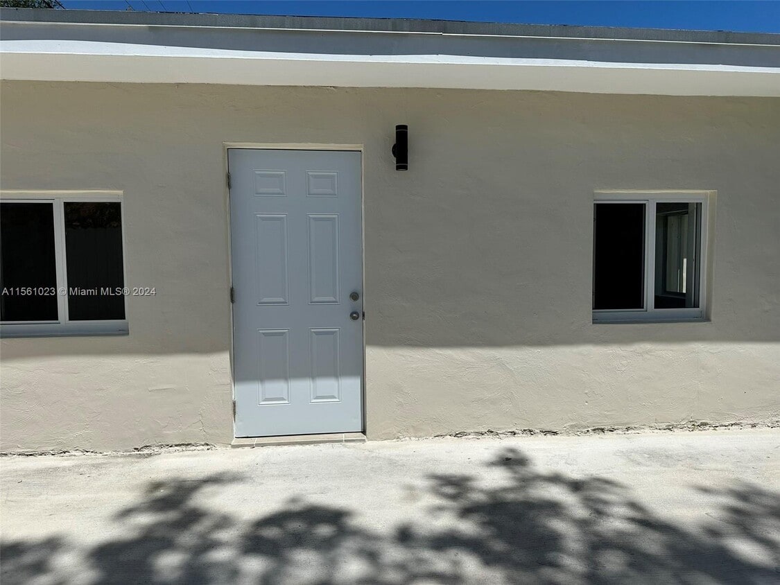 Foto principal - 21900 Old Cutler Rd