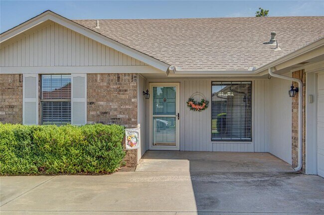 Building Photo - 2109 Shamrock Dr