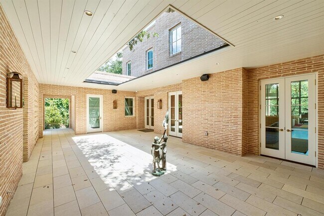 Foto del edificio - 4500 River Wood Ct