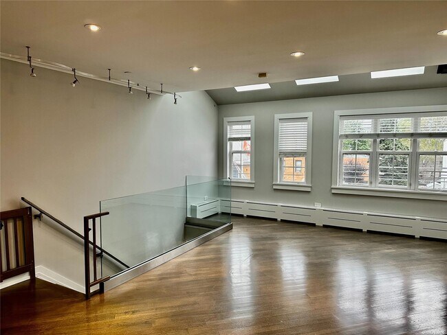 Foto del edificio - 64-34 Perry Ave