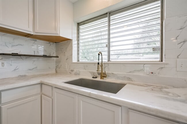 Building Photo - 2114 Shasta Dr