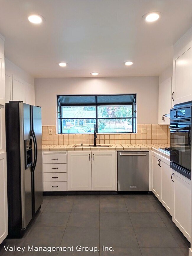 Building Photo - 4 br, 2 bath House - 2481 Whitethorne Dr