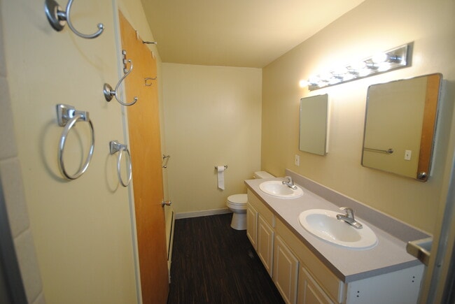 One-Bedroom Bathroom - 817 Arch St